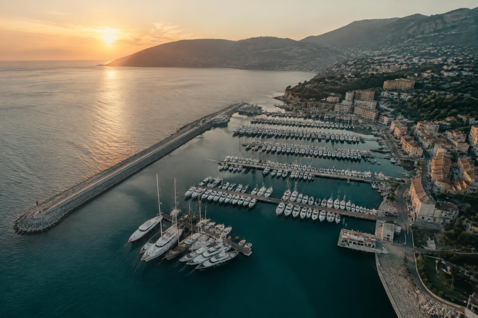 Vista aérea de una marina mediterránea al amanecer